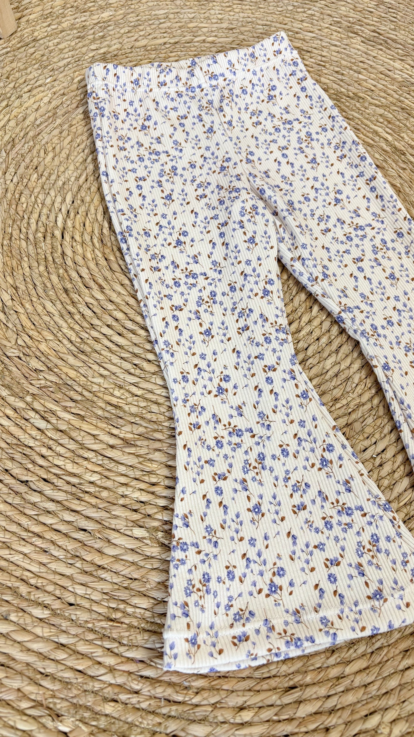 Flared broekje rib blauwe mini bloem