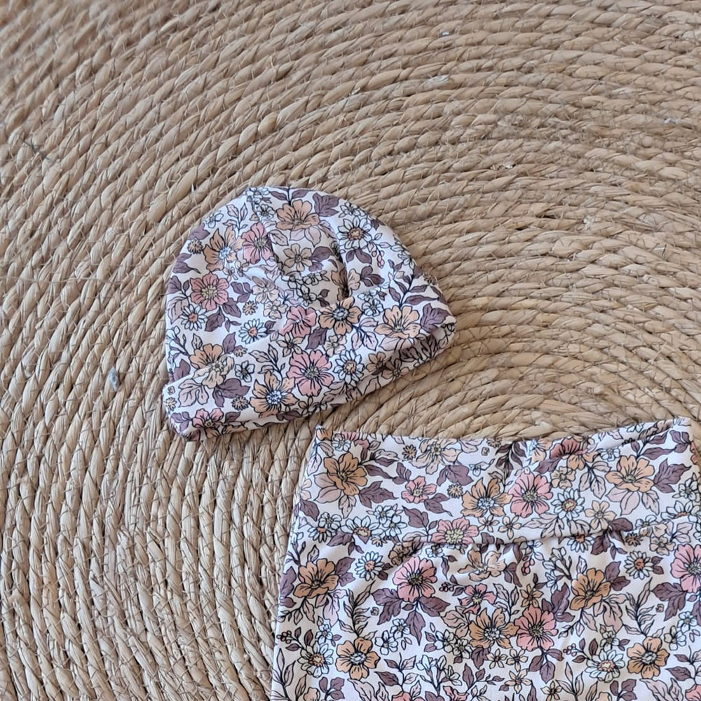 Newborn mutsje paars/roze bloem