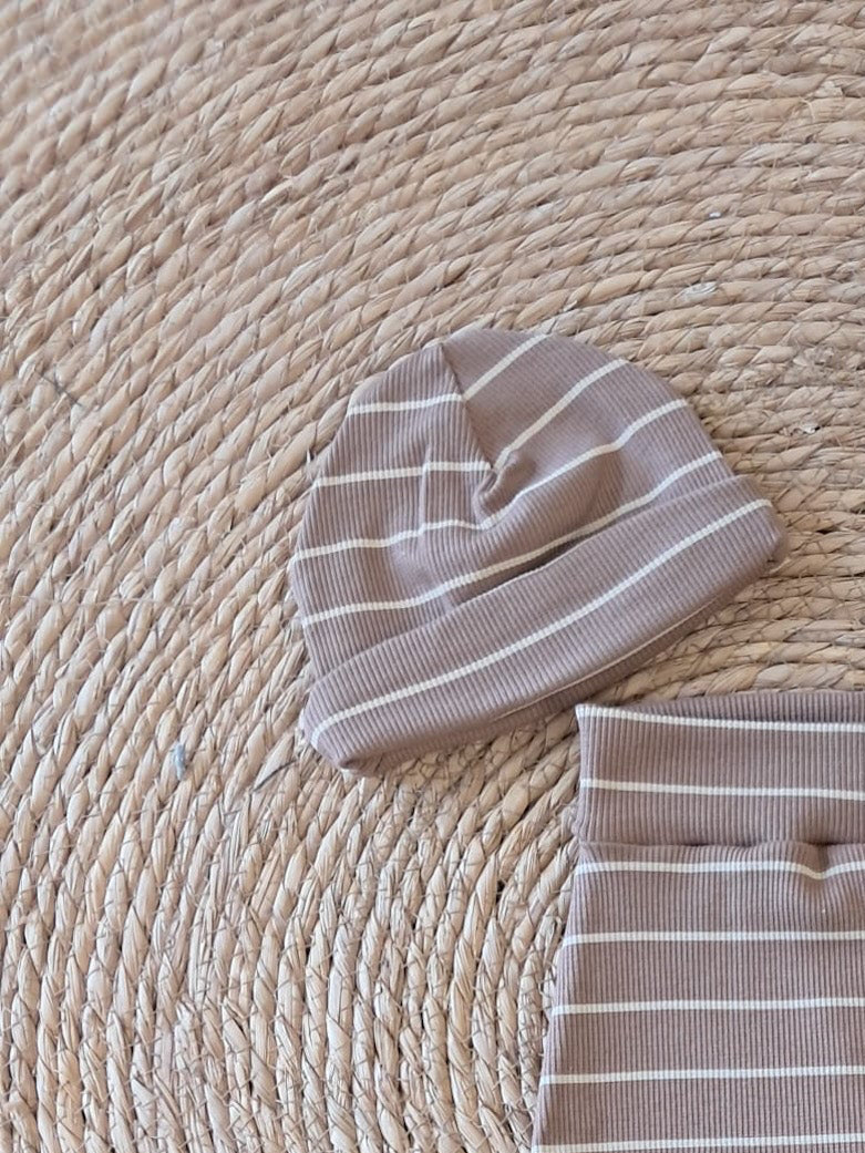 Newborn mutsje camel/creme gestreept